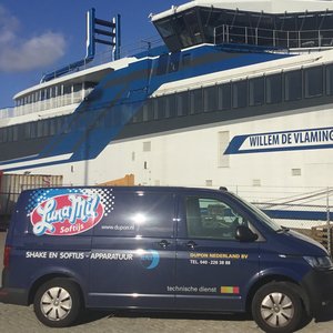 Blauer Lieferwagen mit LunaMil-Logo steht vor Schiff