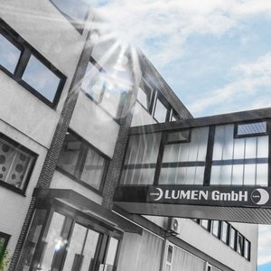 Firmengebäude der LUMEN GmbH unter blauem Himmel